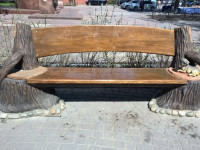 скамейка с мопсом